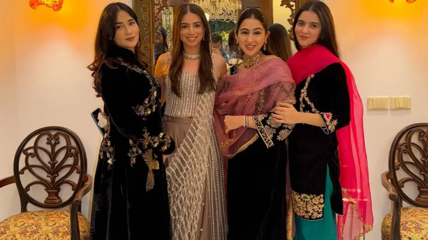 सारा अली खान अपने फैशन के साथ-साथ ट्रेडिशनल लुक के लिए भी काफी मशहूर हैं। ढेर सारे वेस्टर्न लुक के साथ-साथ सारा ने अपने दोस्तों के साथ सुनहरे धागे से कढ़ाई वाले काले वेलवेट सूट में तस्वीरें भी शेयर कीं और जूतियों के साथ अपने लुक को पूरा किया।