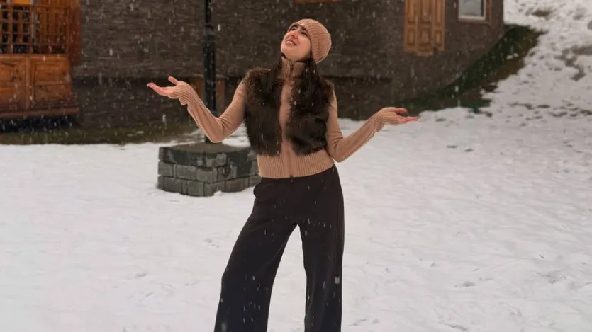 एक तस्वीर में सारा ब्राउन हाई नेक और ब्लैक पैंट पहने बर्फबारी का मजा लेती नजर आ रही हैं। इन तस्वीरों को शेयर करते हुए सारा ने कैप्शन में लिखा- 'मेरी दुआ है, तुम्हें हमेशा ऐसी जन्नत मिलती रहे।' सारा के कैप्शन से साफ है कि उन्होंने इन खूबसूरत बर्फीली वादियों में खूब एन्जॉय किया है.