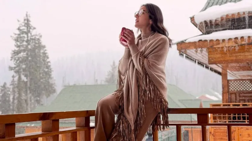 एक तस्वीर में सारा अली खान खूबसूरत बेज रंग का पोंचो पहने हुए बालकनी में बैठी नजर आ रही हैं और कॉफी के साथ खूबसूरत नजारों का आनंद ले रही हैं।