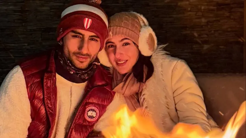 एक तस्वीर में सारा और इब्राहिम कड़ाके की ठंड में आग के सामने बैठे नजर आ रहे हैं और दोनों भाई-बहन एक साथ पोज देते नजर आ रहे हैं. सारा की ये तस्वीरें अब खूब सुर्खियां बटोर रही हैं।