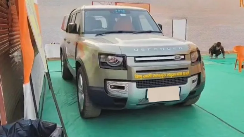 काशी के पीठाधीश्वर जगतगुरु महामंडलेश्वर संतोष दास उर्फ सतुआ बाबा साधारण वेशभूषा में रहते हैं। लेकिन वह रे-बैन कंपनी का महंगा चश्मा आंखों पर लगाए रहते हैं। और चलने के लिए लैंड रोवर की डिफेंडर कार उनके पास मौजूद है।