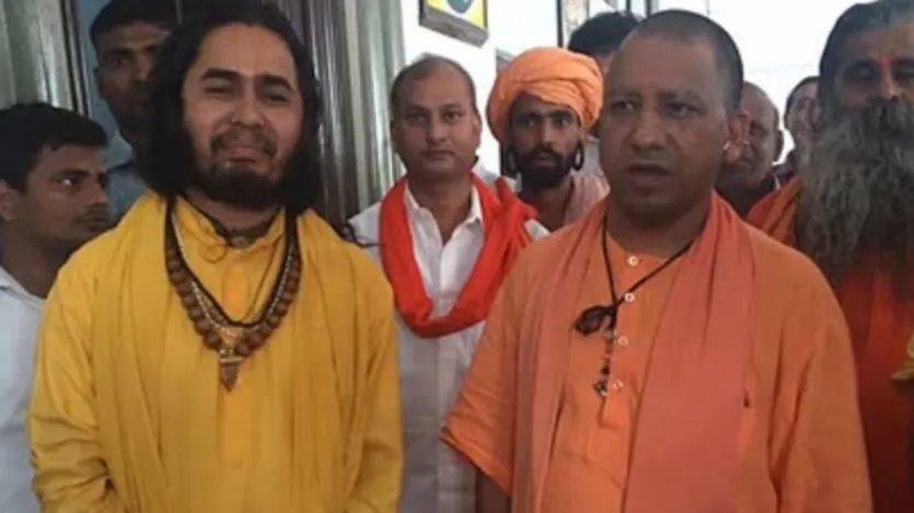 संतोष दास उर्फ सतुवा बाबा पीले रंग के वस्त्र धारण किए रहते हैं। वह हर माघ मेला और कुंभ में भव्य पंडाल बनाकर कल्पवास करते हैं। वह UP के मुख्यमंत्री योगी आदित्यनाथ से भी मुलाकात कर चुके हैं।