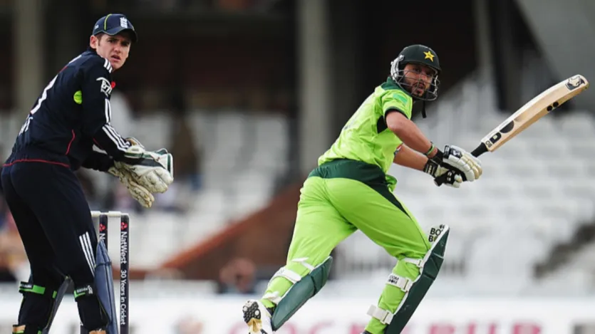 पाकिस्तान के शाहिद अफरीदी इस लिस्ट में तीसरे नंबर पर आते हैं। शाहिद अफरीदी ने साल 1996 में इंटरनेशनल डेब्यू किया था। तब से लेकर साल 2018 तक अफरीदी ने 524 मैच खेलकर 476 छक्के लगाने में कामयाबी हासिल की है। 
