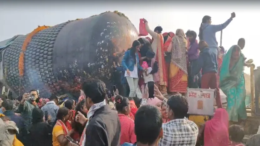 विराट रामायण मंदिर परिसर कैथवलिया (मोतिहारी) में शिवलिंग की स्थापना को लेकर सारी तैयारियां पूरी कर ली गई हैं। 17 जनवरी को विधिवत पूजा अर्चना के साथ स्थापित किया जाना है। जहां हेलीकॉप्टर से कई संगम पवित्र नदियों का जल एवं पुष्प की बरसात किया जाएगा। कई राज्यों से आचार्य एवं साधु संत के साथ जनप्रतिनिधियों को शोशल मीडिया के माध्यम से आमंत्रण देकर बुलाया जा रहा है।
