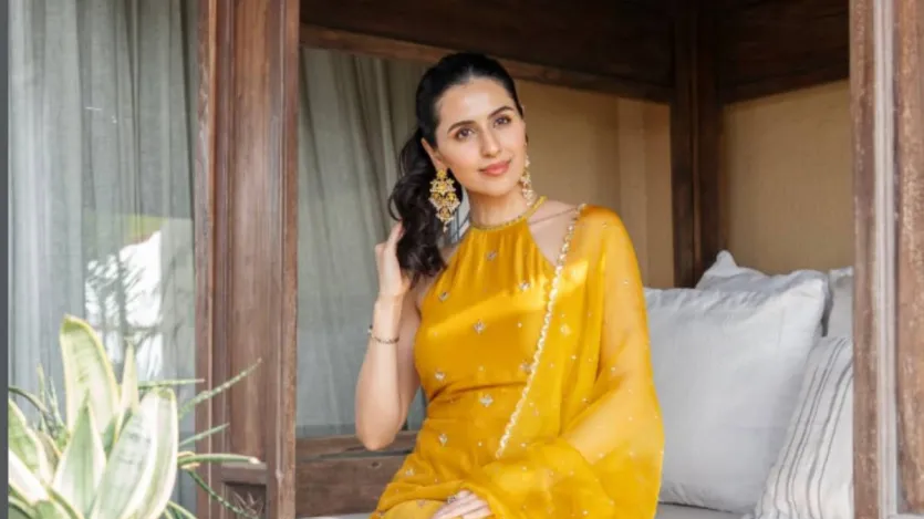 सिमर भाटिया: अभिनेता अक्षय कुमार की भतीजी सिमर भाटिया ने 1 जनवरी को श्रीराम राघवन की 'इक्कीस' के साथ बड़े पर्दे पर आधिकारिक शुरुआत की। सेकेंड लेफ्टिनेंट अरुण खेत्रपाल के जीवन पर आधारित इस युद्ध-नाटक में सिमर को अगस्त्य नंदा के साथ कास्ट किया गया है। दिवंगत सिनेमा आइकन धर्मेंद्र, जयदीप अहलावत और राहुल देव भी फिल्म का हिस्सा हैं।