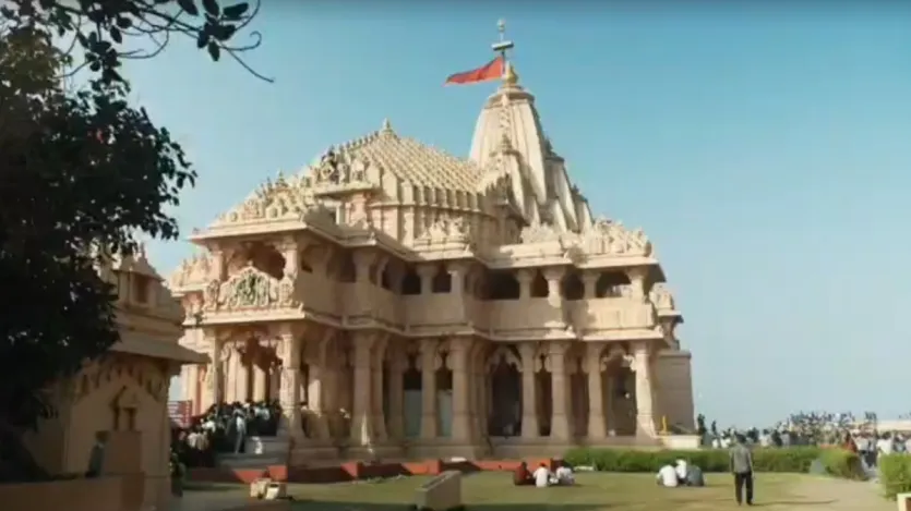 सोमनाथ मंदिर का इतिहास बहुत प्राचीन है। पुरातात्विक साक्ष्य ईसा पूर्व इसके अस्तित्व को दर्शाते हैं। मंदिर में शाम की आरती लाइट एंड साउंड शो एक विशेष आकर्षण है। पास ही भालका तीर्थ है, जहां भगवान कृष्ण ने अपना शरीर छोड़ा था।