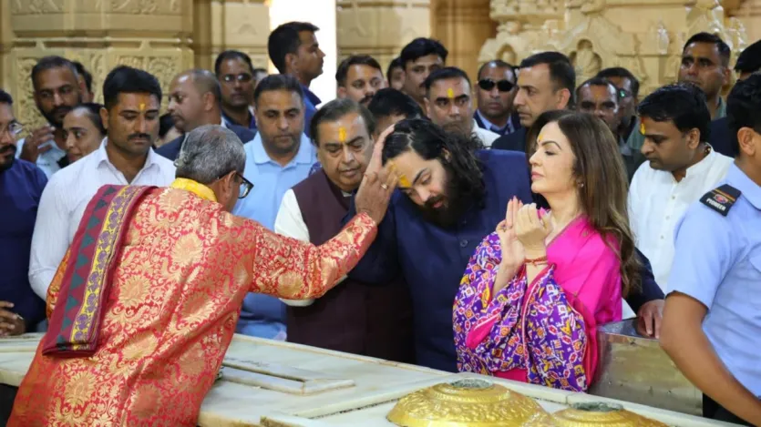मंदिर का दौरा ऐसे समय में हो रहा है जब मुकेश अंबानी रिलायंस इंडस्ट्रीज लिमिटेड के लिए एक महत्वाकांक्षी प्रौद्योगिकी दृष्टिकोण पेश करने के लिए चर्चा में हैं। 6 लाख से अधिक रिलायंस कर्मचारियों और उनके परिवारों को संबोधित हालिया घोषणापत्र में, अंबानी ने आर्टिफिशियल इंटेलिजेंस (एआई) को मानव इतिहास में सबसे महत्वपूर्ण तकनीकी विकास बताया।