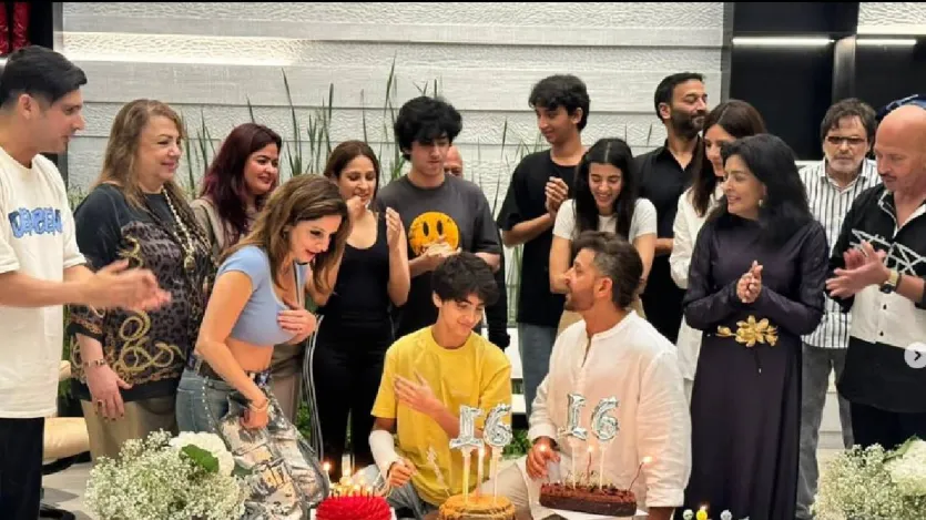 उन्होंने कहा, 'ऋतिक मेरे सबसे बड़े समर्थक हैं। वह हमेशा खुश रहते हैं, और वही एक ऐसे व्यक्ति हैं जिनसे मुझे प्रेरणा मिलती है। क्योंकि भले ही वह मुझसे छोटे हैं, फिर भी वह मेरे छोटे भाई जैसे हैं, और मैं कई मायनों में उन्हें अपना आदर्श मानती हूं।' (Image Source-Instagram@roshansunaina)
