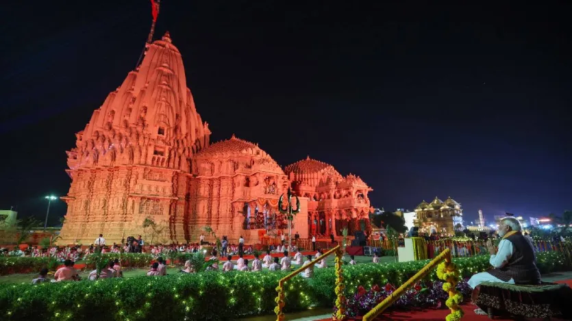 प्रधानमंत्री मोदी शनिवार शाम में गिर सोमनाथ जिले के प्रसिद्ध सोमनाथ मंदिर के पास स्थित हेलीपैड पर उतरे। सर्किट हाउस की ओर जाते समय उनके काफिले को देखने के लिए बड़ी संख्या में लोग सड़क के किनारे खड़े थे।