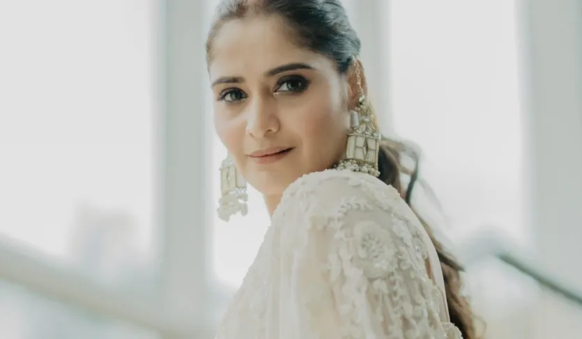 सिद्धार्थ की मौत से उनकी सबसे अच्छी दोस्त शहनाज गिल टूट गईं। इसी बीच टीवी एक्ट्रेस आरती सिंह ने इन दुखद मौतों को बेहद करीब से देखा। हाल ही में रश्मि देसाई के चैट शो 'थोड़ा है बस थोड़ा की जरूरत है' पर बातचीत में अभिनेत्री ने बताया कि इन दोनों मौतों ने उन्हें मानसिक और भावनात्मक रूप से कैसे प्रभावित किया है। 