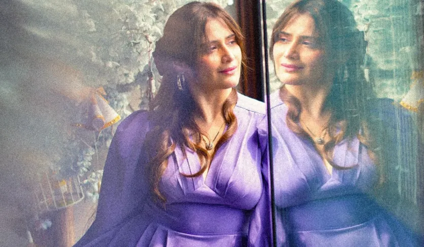 आरती सिंह का जन्म 5 अप्रैल 1985 को हुआ था। वह बॉलीवुड अभिनेता गोविंदा की भतीजी हैं। वह कॉमेडियन कृष्णा अभिषेक की बहन भी हैं। आरती ने अप्रैल 2024 में बिजनेसमैन दीपक चौहान से शादी की। आरती सिंह की शादी में कई लोकप्रिय टीवी और बॉलीवुड सितारे शामिल हुए, लेकिन एक करीबी दोस्त की अनुपस्थिति ने टीवी अभिनेत्री को दुखी कर दिया। गोविंदा की पत्नी सुनीता आहूजा इस समारोह में शामिल नहीं हुईं। उन्होंने Hotterfly को दिए एक इंटरव्यू में इस बारे में बात की.