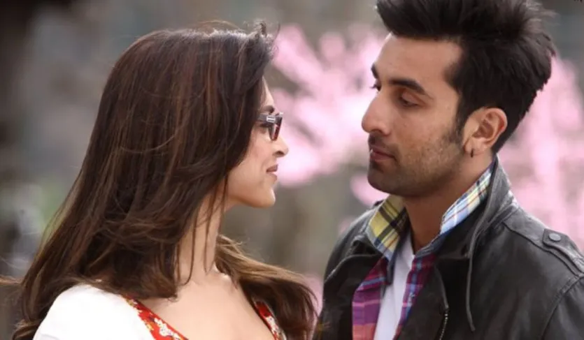 दीपिका पादुकोण की 'ये जवानी है दीवानी' बॉलीवुड की सुपरहिट रोमांटिक ड्रामा है, जिसमें उन्होंने 'नैना तलवार' का किरदार निभाया था। यह फिल्म दोस्ती और प्यार के इर्द-गिर्द घूमती है, जिसमें रणबीर कपूर, कल्कि कोचलिन और आदित्य रॉय कपूर भी हैं और यह 2013 में रिलीज़ हुई थी। इसे IMDb पर 7.3 रेटिंग मिली है।