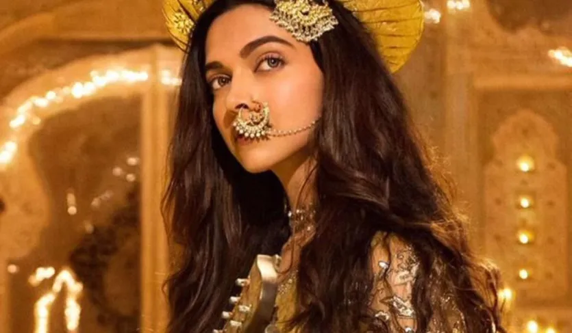 संजय लीला भंसाली की 2015 की ऐतिहासिक फिल्म 'बाजीराव मस्तानी' में दीपिका पादुकोण ने एक राजपूत राजकुमारी और योद्धा मस्तानी का किरदार निभाया था। इसमें दीपिका ने पेशवा बाजीराव (रणवीर सिंह) की दूसरी पत्नी का किरदार निभाया था। 7.3 की अच्छी रेटिंग वाली इस फिल्म में प्रियंका चोपड़ा बाजीराव की पहली पत्नी काशीबाई की भूमिका में नजर आई थीं.