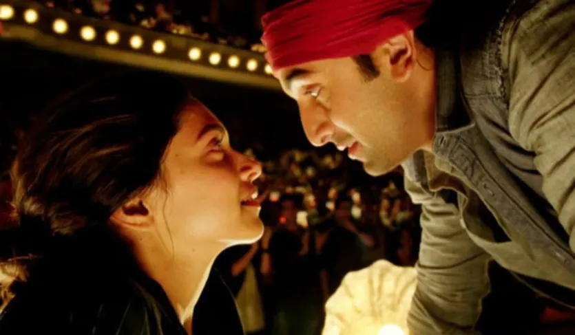 दीपिका पादुकोण की फिल्म 'तमाशा' को कोई कैसे भूल सकता है। यह एक सुपरहिट रोमांटिक ड्रामा है जिसमें उन्होंने तारा का किरदार निभाया है और यह फिल्म रणबीर कपूर के साथ उनकी केमिस्ट्री और एक अनोखी प्रेम कहानी के लिए पसंद की जाती है। इसे IMDb पर 7.4 रेटिंग मिली है। यह अभिनेत्री दीपिका की अब तक की सबसे बेहतरीन फिल्मों में से एक थी। यह फिल्म अपने गानों और दीपिका-रणबीर के ऑनस्क्रीन रोमांस को लेकर आज भी चर्चा में है.