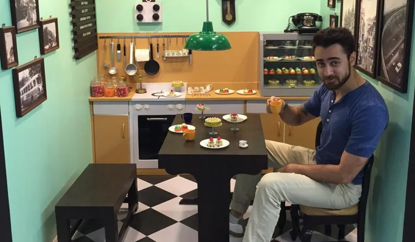 उन्होंने अपनी लाइफ स्टाइल को पूरी तरह बदल लिया और अब उनकी किचन में केवल तीन प्लेट, तीन कांटे, दो कॉफी मग और एक फ्राइंग पैन है। यह सब एक्टर ने अपने इंटरव्यू में बताया है। इमरान के बारे में ये सारी जानकारी वॉग्ज ने शेयर की, जो उनके कमबैक के बाद फिर से चर्चा में बना हुआ है। 