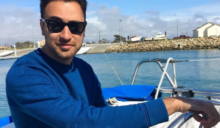 एक्टर इमरान खान के वॉग्ज को दिए इंटरव्यू ने सभी का ध्यान अपनी ओर खींचा है। उन्होंने अपनी बदली जिंदगी के बारे में बात की और बताया कि कैसे उन्होंने अपना लाइफस्टाइल पूरी तरह बदल दिया था। इमरान खान बाकी बॉलीवुड सितारों से बिल्कुल अलग हैं। वह साल 2016 से अपने बाल खुद काट रहे हैं। वह पिछले एक दशक से एक ही चश्मा पहन रहे हैं। आज भी वो वही सूट पहन रहे हैं, जिसका जिक्र उन्होंने 10 साल पहले किया था।