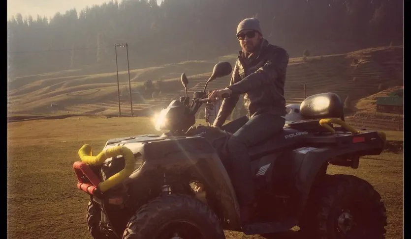 चॉकलेटी एक्टर इमरान खान फिल्मों में अब वापसी करने के लिए पूरी तरह तैयार हैं। लंबे वक्त तक फिल्मों, लाइमलाइट और सोशल मीडिया से दूर रहने के बाद आमिर खान के भांजे इमरान ने 'हैप्पी पटेल खतरनाक जासूस' से धांसू कमबैक किया है। उन्होंने सबसे पहले अपने सोशल मीडिया पर वापसी को लेकर अपडेट दी थी, जिसके बाद से वह लगातार चर्चा में बने हुए हैं।