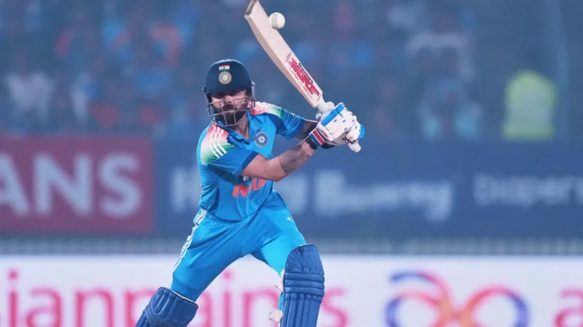 विराट कोहली दूसरे नंबर पर हैं। उन्होंने वनडे सीरीज के तीन मैचों में बल्लेबाजी करते हुए 240 रन बनाए हैं। यानी वे डेरिल मिचेल से 112 रन पीछे रह गए हैं। सीरीज के दौरान कोहली एक शतक और एक अर्धशतक लगाया है। उन्होंने तीन मैचों में 20 चौके और चार छक्के लगाए। 