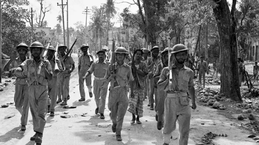 ईस्ट पाकिस्तान के इलाके में डटे बंग्लादेश फ्रीडम आर्मीम के जवान विचरण करते हुए। 