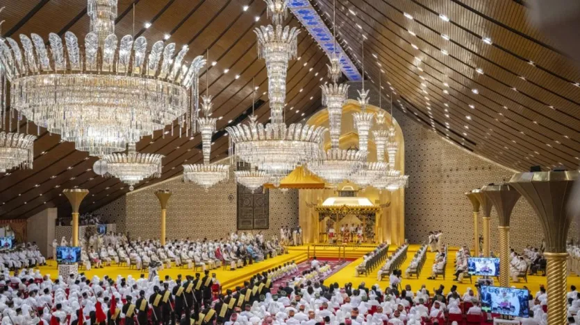 दुनिया का सबसे बड़ा महल इस्ताना नुरुल ईमान (Istana Nurul Iman) है, जो ब्रुनेई में स्थित है। यह ब्रुनेई के सुल्तान हसनल बोल्कियाह का आधिकारिक निवास और सरकार का मुख्यालय है। गिनीज वर्ल्ड रिकॉर्ड्स के अनुसार, यह दुनिया का सबसे बड़ा रिहायशी महल  है, जिसका फ्लोर एरिया लगभग 200,000 वर्ग मीटर (2,152,782 वर्ग फुट) है।
