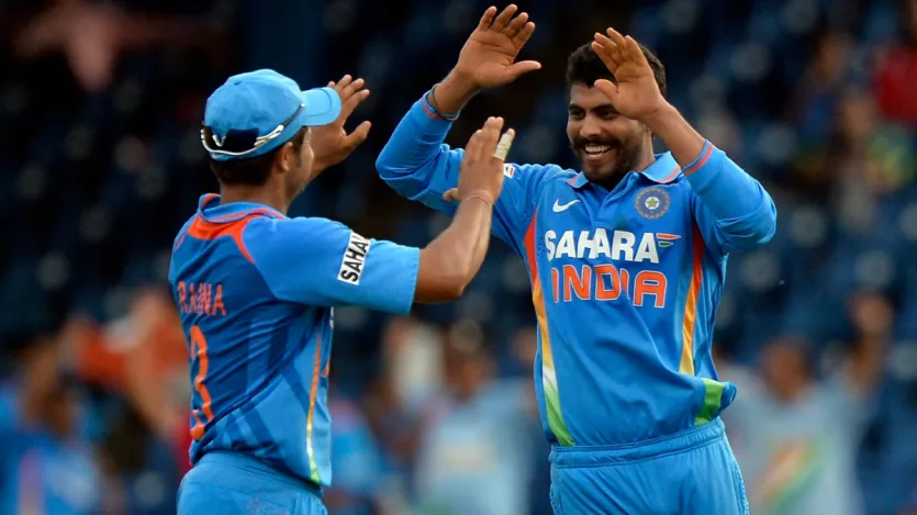 रवींद्र जडेजा जो लंबे समय तक टीम इंडिया के लिए टी20 फॉर्मेट में स्पिन ऑलराउंडर खिलाड़ी के तौर पर अहम भूमिका निभाते हुए नजर आए, वह अभी इस लिस्ट में पांचवें नंबर पर काबिज हैं। रवींद्र जडेजा ने टी20 वर्ल्ड कप के इतिहास में कुल 30 मैच खेले और उसमें से उन्हें 29 मैचों में गेंदबाजी करने का मौका मिला, जहां उन्होंने 28.86 के औसत से 22 विकेट हासिल किए।