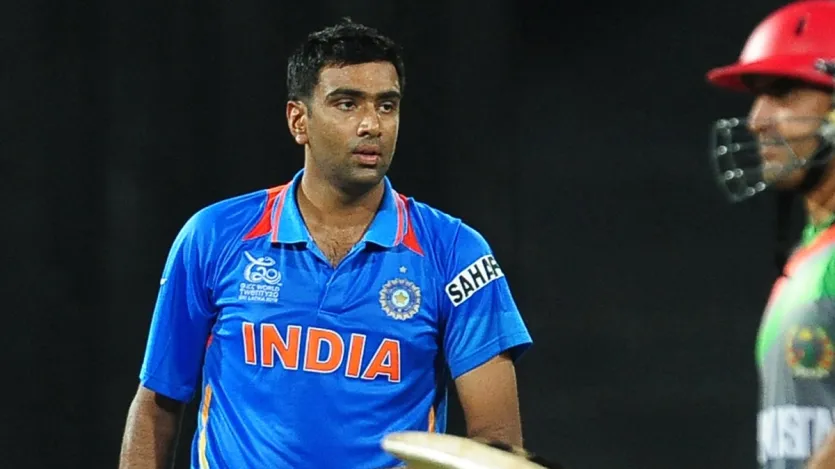 रविचंद्रन अश्विन जो काफी लंबे समय तक टी20 वर्ल्ड कप के इतिहास में भारतीय टीम की तरफ से सबसे ज्यादा विकेट लेने वाले गेंदबाजों की लिस्ट में काबिज थे, उन्हें बुमराह ने जहां पीछे छोड़ा तो वहीं अर्शदीप सिंह अभी उनकी बराबरी पर हैं। अश्विन ने टी20 वर्ल्ड कप के इतिहास में कुल 24 मैच खेले और 17.25 के औसत से 32 विकेट अपने नाम करने में कामयाब रहे थे।