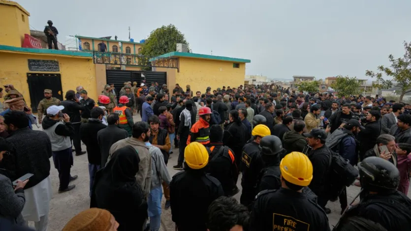 इस्लामाबाद में आत्मघाती हमले के बाद इमरजेंसी लगा दी गई है। इस्लामाबाद की सभी सीमाओं को सील कर दिया गया है।