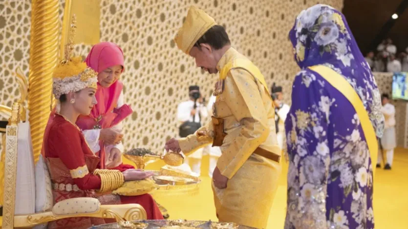 यह महल 1984 में बनकर तैयार हुआ। इसमें 1,788 कमरे, 257 बाथरूम, 5 स्विमिंग पूल, 110 कारों की गैरेज, 200 पोलो घोड़ों के लिए एयर-कंडीशन्ड अस्तबल और 5,000 मेहमानों के लिए बैनक्वेट हॉल है।
