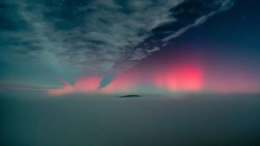 दुनिया की यह सबसे बड़ी रात उत्तरी ध्रुव (North Pole) पर होती है, जहां पोलर नाइट (Polar Night) की वजह से सूरज बिल्कुल नहीं निकलता और लगभग 179 दिन (करीब 6 महीने) तक पूरी तरह अंधेरा रहता है।
