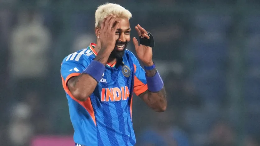 वर्ल्ड क्रिकेट के बेहतरीन ऑलराउंडर खिलाड़ियों की लिस्ट में शामिल किए जाने वाले टीम इंडिया के स्टार खिलाड़ी हार्दिक पांड्या इस लिस्ट में अभी चौथे नंबर पर हैं। हार्दिक ने बल्ले के साथ गेंद से भी टी20 फॉर्मेट में खुद को मैच विनर साबित किया है। हार्दिक पांड्या ने अभी तक इस टूर्नामेंट के इतिहास में कुल 29 मुकाबले खेले हैं, जिसमें उन्होंने 26 पारियों में गेंदबाजी करने के साथ 23.31 के औसत से कुल 29 विकेट हासिल किए हैं।