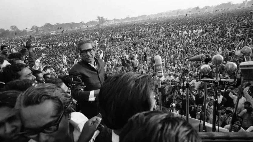 11 जनवरी 1972 को बांग्लादेश के लोगों को संबोधित करते शेख मुजीबुर रहमान।