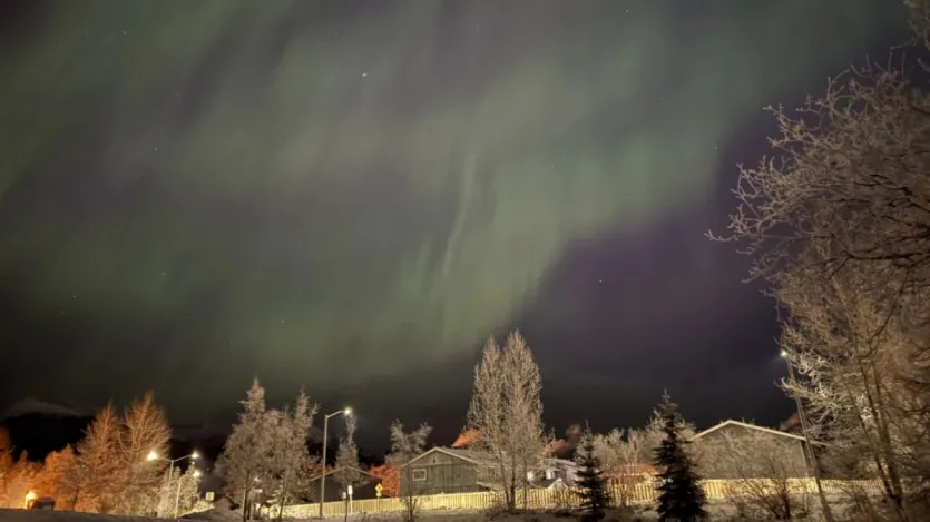 देशों और शहरों की बात करें तो बसे हुए स्थानों में सबसे लंबी रात स्वालबार्ड (Svalbard), नॉर्वे में होती है। नार्वे दुनिया का सबसे उत्तरी बसा हुआ इलाका । यहां पोलर नाइट नवंबर मध्य से जनवरी अंत तक (करीब 2-3 महीने) पूरी तरह अंधेरा रहता है।  