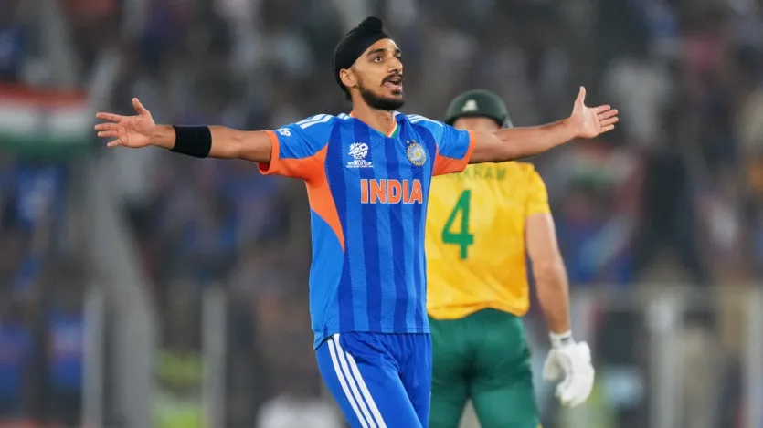 अर्शदीप सिंह इस लिस्ट में दूसरे नंबर पर काबिज हैं। टीम इंडिया से डेब्यू करने के बाद से अब तक अर्शदीप सिंह का टी20 फॉर्मेट में गेंद से काफी शानदार प्रदर्शन देखने को मिला है। अर्शदीप सिंह ने टूर्नामेंट के इतिहास में अब तक 18 मैच खेले हैं और उसमें वह 14.84 के औसत से 32 विकेट लेने में कामयाब रहे हैं। ऐसे में अर्शदीप सिंह के पास अभी पहले नंबर पर पहुंचने का भी बेहतरीन मौका है, जिसमें वह बुमराह को पीछे छोड़ सकते हैं।