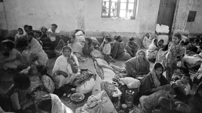 ईस्ट पाकिस्तान में बिहारी लोग जो 1947 में भारत-पाक बंटवारे के बाद वहां चले गए थे। बांग्लादेश अलग होने के बाद पाकिस्तान को भी छोड़ दिया। 