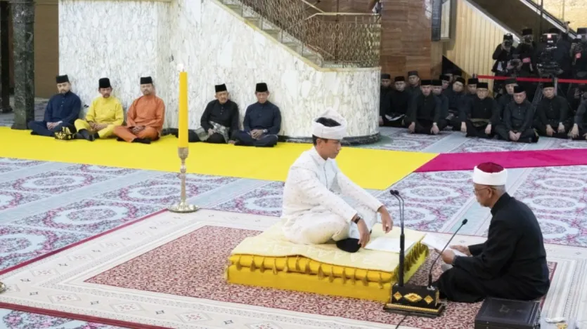 इस महल में सोने के गुंबद, संगमरमर के फर्श, क्रिस्टल चैंडेलियर और महंगे फर्नीचर लगे हैं। जो ब्रुनेई की तेल संपदा को दर्शाता है।
