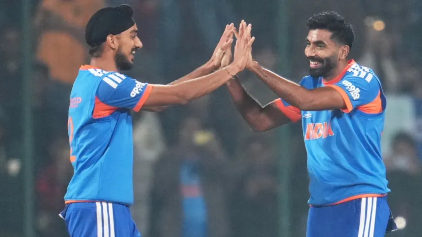 टी20 वर्ल्ड कप के इतिहास में भारतीय टीम के बल्लेबाजों के साथ गेंदबाजों का भी शानदार प्रदर्शन देखने को मिला है, जिसमें कुछ ऐसे बॉलर रहे हैं, जिन्होंने अपनी छाप अहम मौकों पर छोड़ी है। टीम इंडिया के लिए इसमें कुछ प्रमुख गेंदबाजों ने अलग-अलग परिस्थितियों में खुद को मैच विनर साबित किया है। ऐसे में हम आपको भारतीय टीम के उन टॉप-5 गेंदबाजों के बारे में बताने जा रहे हैं, जिन्होंने टी20 वर्ल्ड कप के इतिहास में अब तक सबसे ज्यादा विकेट हासिल किए हैं।