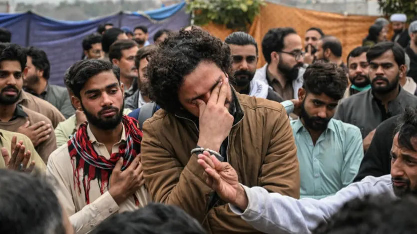 अपनों को खोने का दर्द लोगों के चेहरे पर साफ झलक रहा है। 