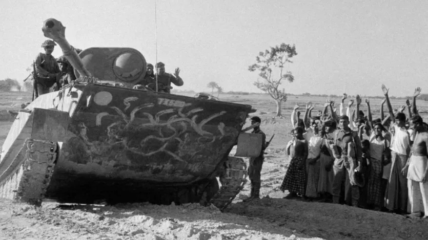 बांग्लादेश की मदद में ईस्ट पाकिस्तान(अब बांग्लादेश) पहुंचे इंडियन आर्मी के टैंक के साथ खुशियां जाहिर करते आजादी के समर्थक लोग। 