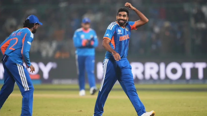 जसप्रीत बुमराह जिनका अभी तक आईसीसी के सभी अहम टूर्नामेंट में गेंद से शानदार प्रदर्शन देखने को मिला है। टी20 वर्ल्ड कप के इतिहास में बुमराह अभी टीम इंडिया की तरफ से सबसे ज्यादा विकेट लेने वाले गेंदबाजों की लिस्ट में पहले नंबर पर काबिज हैं, जिसमें उन्हें दूसरे नंबर पर रहने वाले अर्शदीप सिंह से कड़ी टक्कर भी मिल रही है। जसप्रीत बुमराह ने अब तक टूर्नामेंट के इतिहास में 22 मैचों में 13.36 के औसत से 33 विकेट हासिल किए हैं।