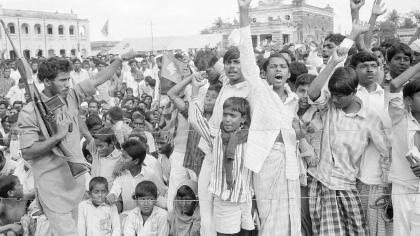 बांग्लादेश मुक्ति संग्राम के सैनिकों के साथ आजादी का जश्न मनाते लोग