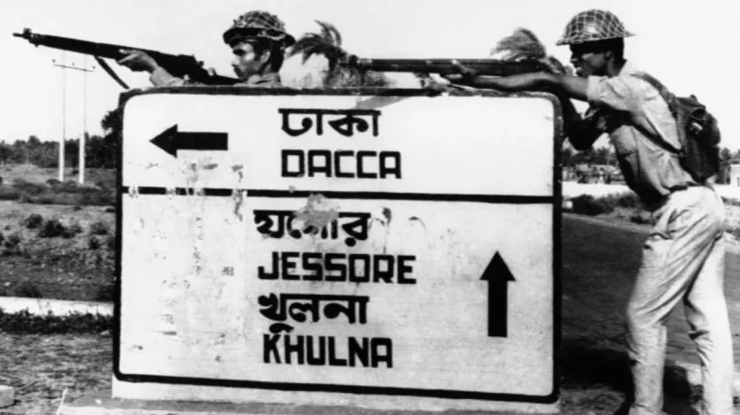 पाकिस्तानी सैनिकों के खिलाफ और बांग्लादेश के पक्ष में ढाका में मोर्चा संभाले भारतीय सेना के जवान। 