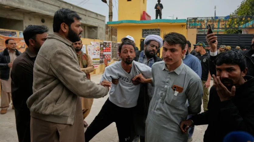 इस्लामाबाद में शिया मस्जिद के बाहर हुए धमाके के बाद कई ऐसी तस्वीरें सामने आ रही हैं, जिन्हें देखकर किसी के भी आंखों में आंसू आ सकते हैं।