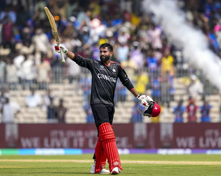 कनाडा के ​बल्लेबाज युवराज समरा ने इस साल हेल्स की बराबरी थी। ये बात शायद आपको पता नहीं होगी। युवराज ने इस साल खेले गए टी20 विश्व कप में न्यूजीलैंड के खिलाफ मैच की एक पारी में 11 चौके और 6 छक्के लगाए थे। उन्होंने कुल मिलाकर 80 रन चौके और छक्कों से बनाए। युवराज ने मैच में 110 रन बनाने में कामयाबी हासिल की थी। 