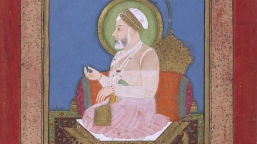 शाह आलम द्वितीय का असली नाम अली गौहर था। वह मुगल बादशाह आलमगीर द्वितीय का बेटा था। उसका जन्म दिल्ली के लाल किले में हुआ, जहां मुगल राजपरिवार के सदस्य के तौर पर उसकी जिंदगी शानदार थी। बचपन में उसे अच्छी शिक्षा मिली, जिसमें इतिहास, कविता और युद्धकला जैसी चीजें शामिल थीं। लेकिन जल्द ही यह बादशाह राजनीतिक उथल-पुथल में फंस गया। 1754 में उनके पिता की हत्या के बाद वह उत्तराधिकारी बना, लेकिन उसे दिल्ली से भागना पड़ा।