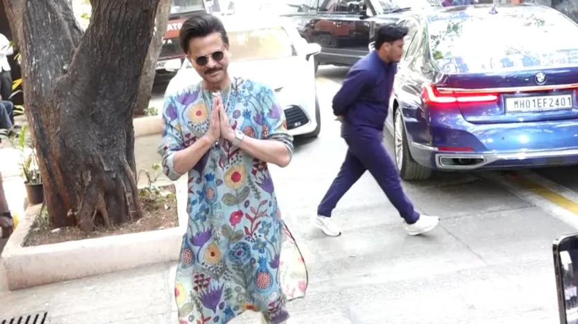 'मिस्टर इंडिया' की अभिनेत्री नीले रंग के फूलों वाले कुर्ते-पायजामे में कार्यक्रम स्थल पर पहुंचीं और बाहर मौजूद पैपराज़ी का हाथ जोड़कर अभिवादन किया। (Image Source-ANI)