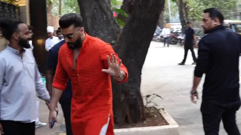 सोनम कपूर और आनंद आहूजा की शादी 2018 में हुई थी। इस जोड़े ने 2022 में अपने पहले बच्चे, वायु नाम के बेटे का स्वागत किया। सोनम ने नवंबर 2025 में अपनी दूसरी गर्भावस्था की खबर एक स्टाइलिश सोशल मीडिया पोस्ट के जरिए साझा की, जो देखते ही देखते वायरल हो गई। उन्होंने राजकुमारी डायना से प्रेरित गुलाबी रंग की पोशाक में तस्वीरें पोस्ट कीं और किसिंग फेस इमोजी के साथ मां लिखा। बॉलीवुड के कई दोस्तों ने उन्हें शुभकामनाएं भेजीं। प्रियंका चोपड़ा और करीना कपूर ने इस जोड़े को बधाई दी, जबकि परिणीति चोपड़ा ने लिखा, बधाई हो, ममासिटा। आनंद आहूजा ने भी अपनी पत्नी के लिए एक प्यारा सा संदेश साझा करते हुए लिखा, बेबी मां... और खूबसूरत ममा। (Image Source-ANI)
