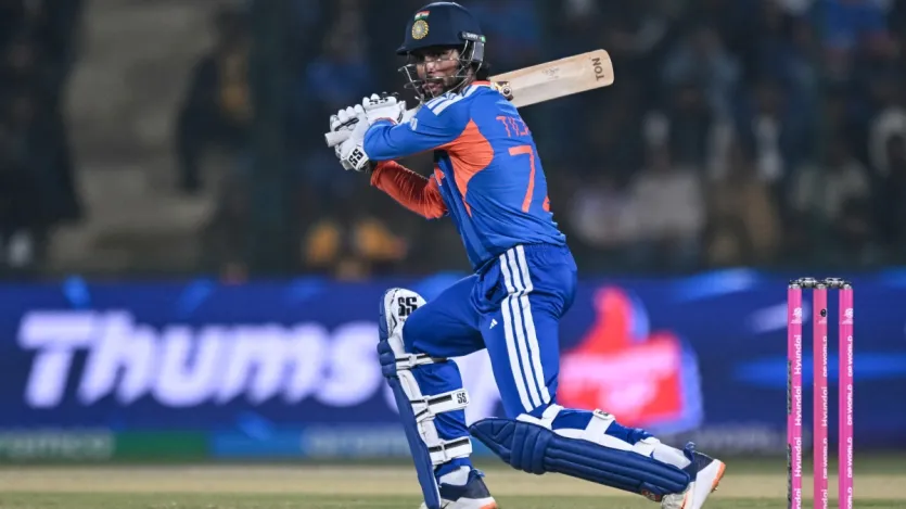 
तिलक वर्मा ने 2025 एशिया कप में लगातार रन बनाकर खुद को साबित किया था। फाइनल में नाबाद 69 रन की पारी खेलकर उन्होंने टीम को खिताब दिलाया। तिलक पाकिस्तान के खिलाफ मैच में एक बार फिर अहम बल्लेबाज साबित हो सकते हैं। वह किसी भी परिस्थिति में तेज और सूझबूझभरी बल्लेबाजी करने का माद्दा रखते हैं। 