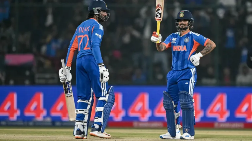 विकेटकीपर-बल्लेबाज ईशान किशन 2026 में टीम इंडिया में वापसी के बाद शानदार फॉर्म में हैं। उन्होंने महज 6 मैचों में 296 रन बनाए हैं और उनका स्ट्राइक रेट 222.55 रहा है। इस साल उनके बल्ले से 29 चौके और 23 छक्के अब तक आ चुके हैं। ओपनिंग में ईशान विपक्षी गेंदबाजों पर शुरुआत से दबाव बनाने की काबिलियत रखते हैं।