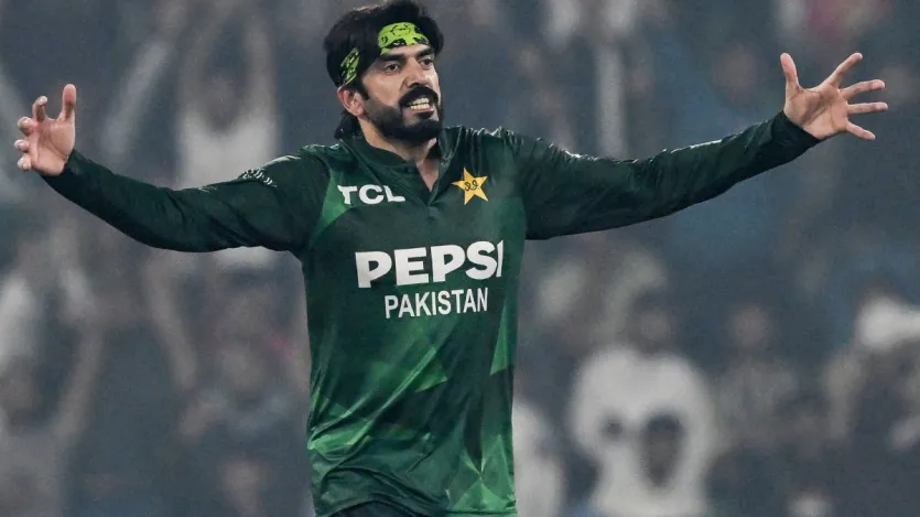 IND vs PAK मैच से पहले जिस गेंदबाज की सबसे ज्यादा चर्चा हो रही है, वो हैं उस्मान तारिक। क्रिकेट के कई जानकारों ने भारत को इस गेंदबाज को संभलकर खेलने की सलाह दी है। पाकिस्तान के उभरते गेंदबाज उस्मान तारिक भारत के खिलाफ अपना पहला मैच खेलने उतरेंगे। इस दौरान सभी की निगाहें उन्हीं पर टिकी होंगी, क्योंकि वह अपनी गेंदबाजी और एक्शन के कारण लगातार सुर्खियों में बने हुए हैं। उनका अनोखा साइडआर्म एक्शन और गेंद डालने से पहले का ठहराव बल्लेबाजों को चकमा दे सकता है। भारतीय टीम ने नेट्स में उनकी गेंदबाजी एक्शन की खास तैयारी भी की है। 