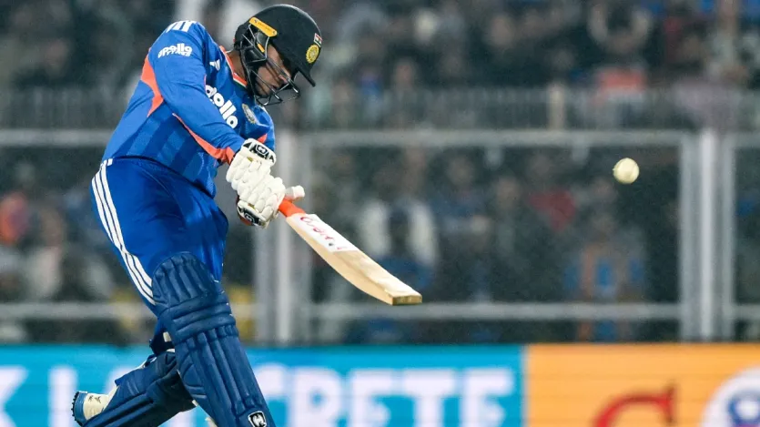 युवा सलामी बल्लेबाज अभिषेक शर्मा की पाकिस्तान के खिलाफ भारतीय प्लेइंग इलेवन में वापसी हो सकती है। मौजूदा दौर के सबसे तेज तर्रार बल्लेबाजों में गिने जाने वाले अभिषेक पावरप्ले में ताबड़तोड़ रन बनाकर मैच का रुख बदल सकते हैं। उनकी आक्रामक शुरुआत भारत को मजबूत आधार दे सकती है। 